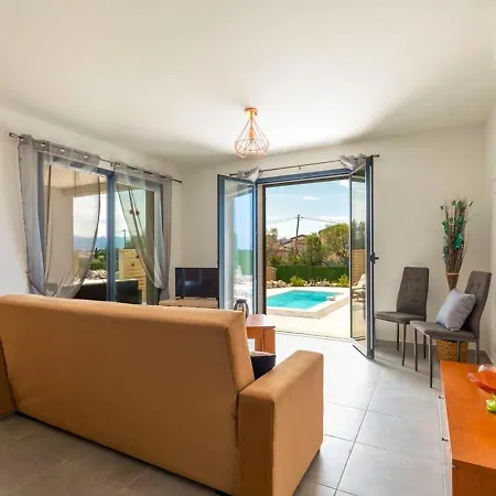 De 2 Chambres A Palasca A 100 M De La Plage Avec Piscine Privee Jardin Amenage Et Wifi * Palasca (Corsica)