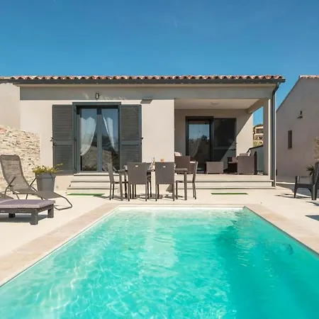 De 2 Chambres A Palasca A 100 M De La Plage Avec Piscine Privee Jardin Amenage Et Wifi