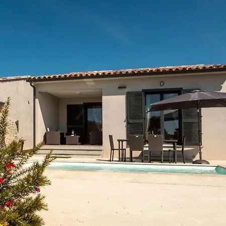 De 2 Chambres A Palasca A 100 M De La Plage Avec Piscine Privee Jardin Amenage Et Wifi *